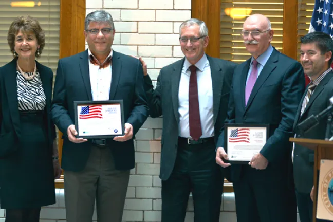 De izquierda a derecha: Comisionado McKeel; Martin Soloway de REACH Community Development; Alcalde Hales; Jeff Reingold de Income Property Management; Comisionado Bailey 