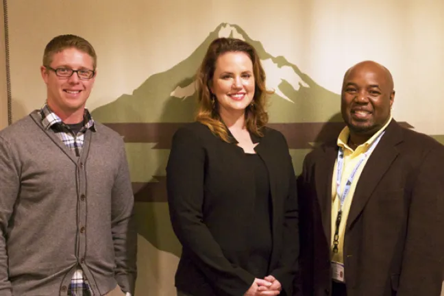  De izquierda a derecha: Andrez Posada, presidente del Grupo de Recursos para Empleados Veteranos del Condado de Multnomah; Michelle Matthews del Proyecto SERVe; y Eric Ensley, supervisor de la Oficina de Servicios para Veteranos del Condado de Multnomah. 