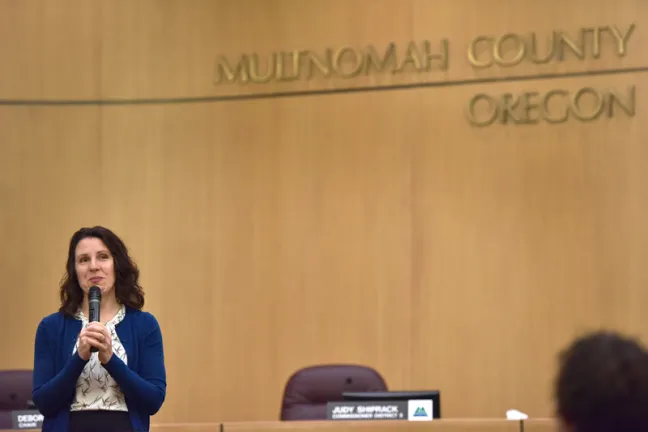 Deborah Kafoury se dirige a la multitud después de ser juramentada como presidenta del condado de Multnomah el jueves por la mañana. 