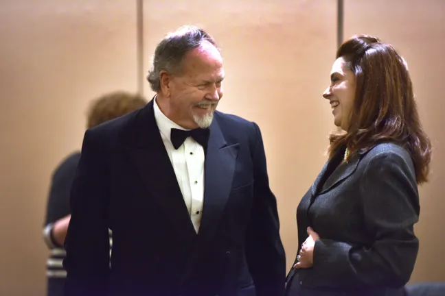 El auditor del condado de Multnomah, Steve March (izquierda), se ríe con la fiscal del condado de Multnomah, Jenny Madkour, en la ceremonia de juramentación del jueves. 