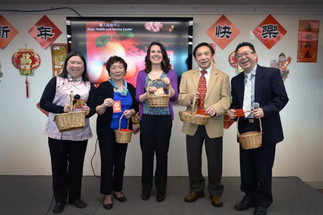 De izquierda a derecha: Christine Lau, directora de operaciones del Centro de Salud y Servicios Asiáticos (AHSC); Janet Lee, secretaria de la Asociación Benéfica Consolidada China de Oregón; Kafoury, presidente; Dr. Erik Szeto, fundador del AHSC; y Holden Leung, director ejecutivo del AHSC. 