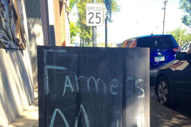 Letrero del mercado de agricultores frente al edificio Multnomah
