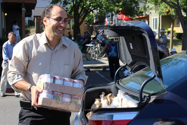 Nabil Zaghloul, the manager of the Bienestar program unloading food from his car.