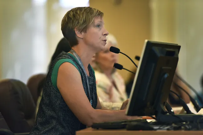 Rebecca Miller de los Servicios para la Tercera Edad, la Discapacidad y los Veteranos del Condado de Multnomah