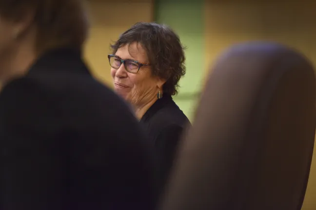 La comisionada Judy Shiprack en la reunión de la junta del jueves