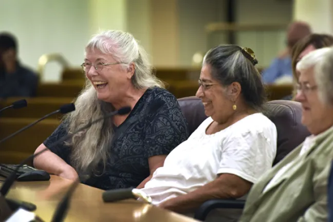 Betty Jo McCoy (izquierda) y sus amigos comenzaron a tomar clases de tai chi para prevenir caídas.