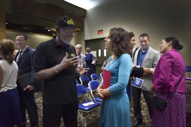 El presidente Kafoury conversa con el veterano de la Fuerza Aérea Richard Brown en el Stand Down del viernes.