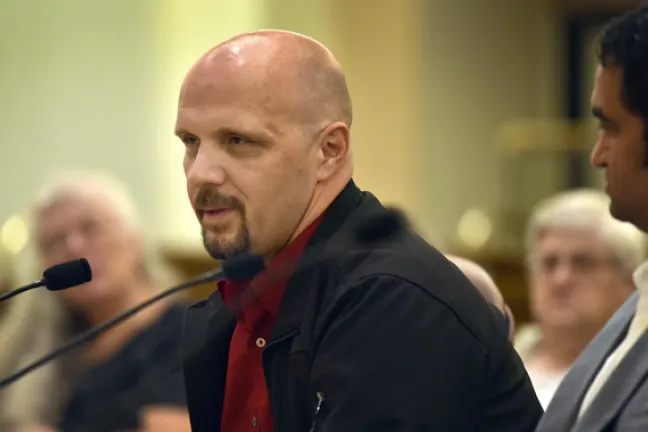 Timothy Phipps comparte su historia de recuperación con la Junta de Comisionados el jueves.