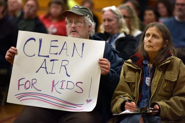  Los vecinos llevaron carteles y sugerencias sobre cómo las agencias pueden trabajar mejor para responder a sus preocupaciones.