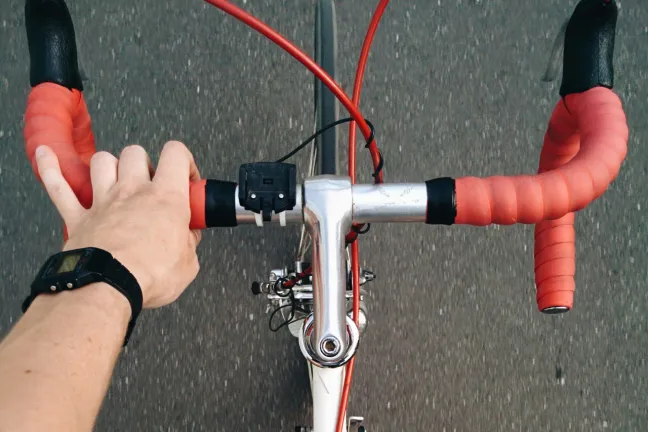 Ciclista viajando en una bicicleta de carretera