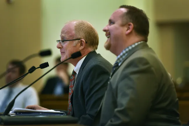 El gerente del proyecto del puente Sellwood, Ian Cannon (izquierda), y el representante del propietario, Mike Baker, actualizan a los comisionados del condado sobre el progreso.