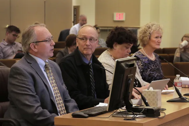 De izquierda a derecha: el gerente de proyecto JD Deschamps, el representante del propietario Mike Day, la jueza presidente Nan Waller y la directora de relaciones gubernamentales Claudia Black. 