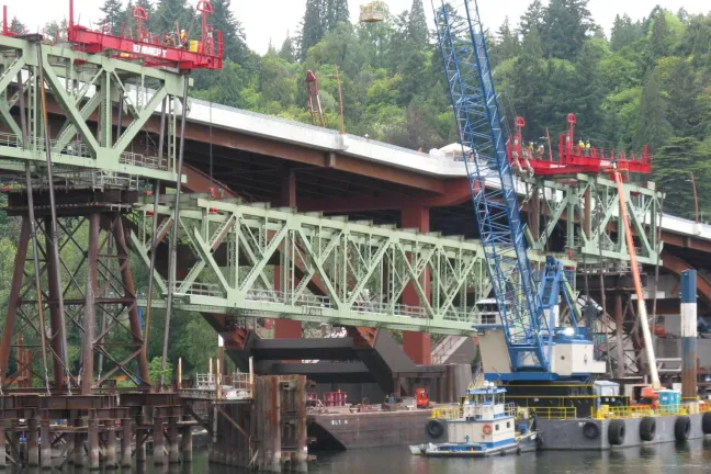 Lowering truss span to a barge.