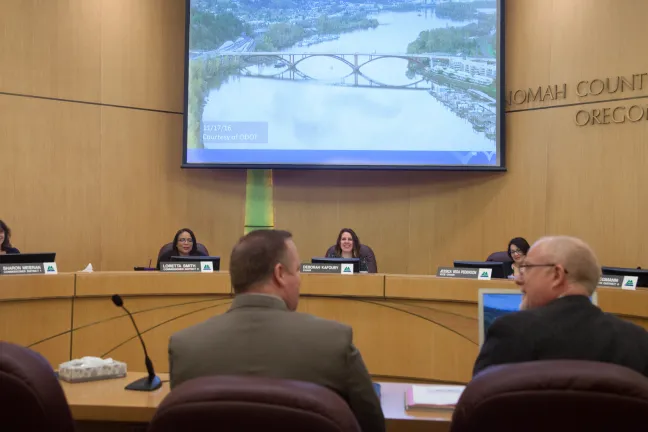 Project owner’s representative Mike Baker (left) and Sellwood Bridge program manager Ian Cannon present a farewell briefing on the replacement of the Sellwood Bridge.