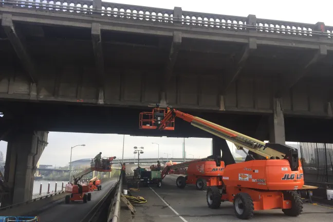 Los equipos reparan el hormigón debajo del puente Burnside de los carriles cerrados de la I-5 sur, del 15 al 17 de abril.