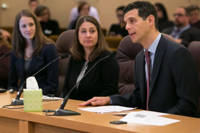 De izquierda a derecha: Mary Geelan, Gerente de Cambio de Sistema e Iniciativas Comunitarias, Deena Corso, Directora de Servicios Juveniles y Nate Balis, Director de Estrategia de Justicia Juvenil de la Fundación Annie E. Casey 