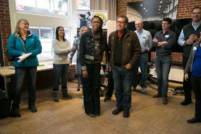 Los presentadores brindan información para el evento de contratación de proyectos de capital del condado 