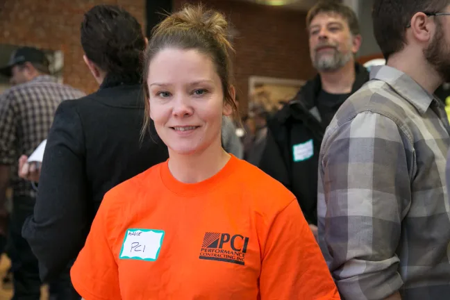 Angela Lanier es aprendiz de carpintero en Performance Contracting Inc.