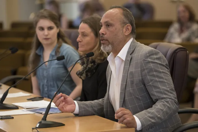 Alberto Moreno, presidente de la Comisión de Asuntos Hispanos del estado, informa a los comisionados sobre las disparidades en la salud mental.