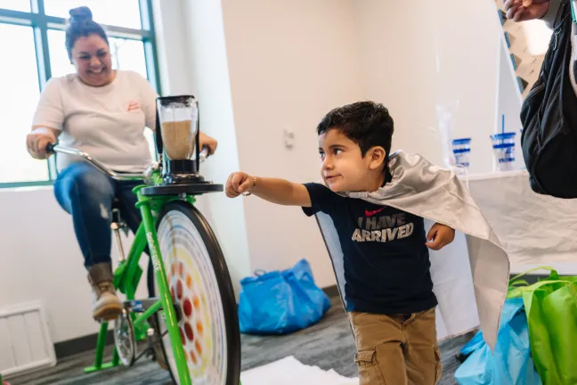 Kaleb Alverez posa mientras su madre, Mónica Lao, prepara un batido en la Clínica North Portland.