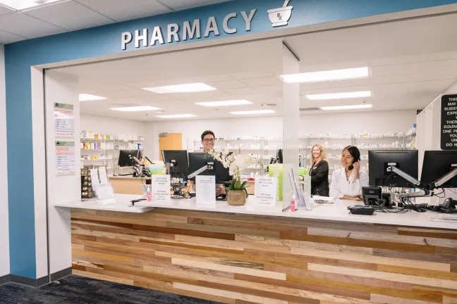 El equipo de farmacia de la clínica North Portland está disfrutando de su espacio central actualizado.