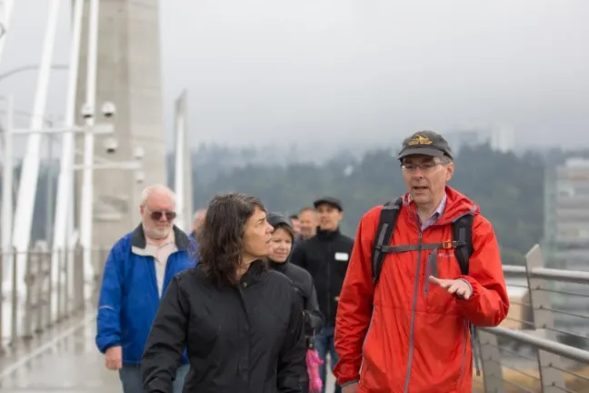 El Comisionado Meieran caminando con un constituyente