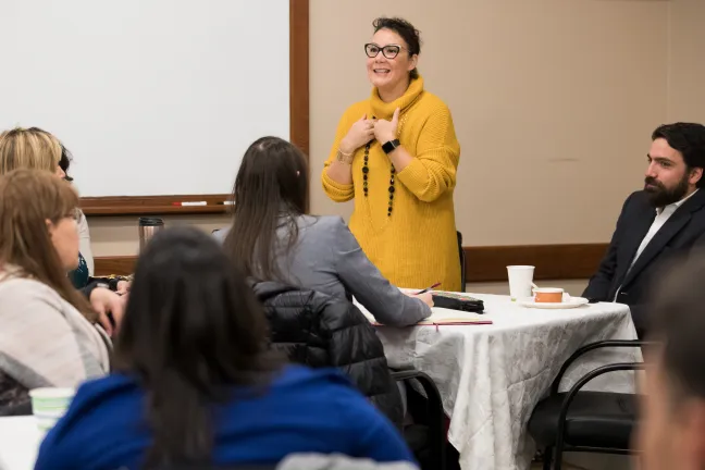 La comisionada Jessica Vega Pederson se dirige a la reunión.