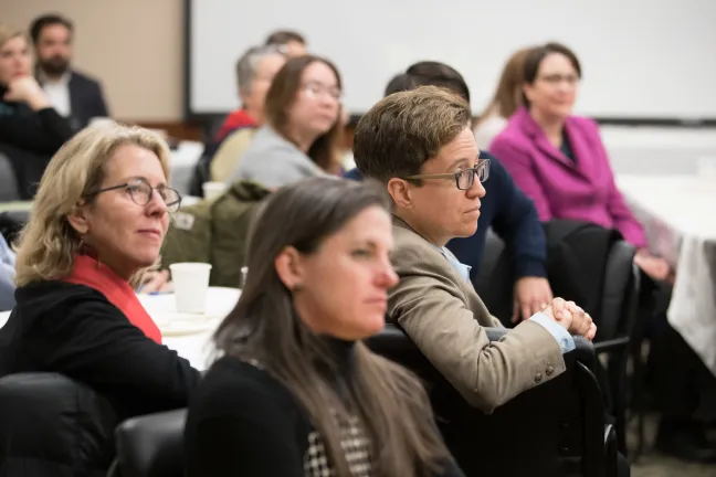 La presidenta de la Cámara de Representantes, Tina Kotek, escucha con Alissa Keny-Guyer.