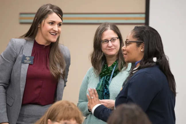 La auditora Jennifer McGuirk con la senadora Shemia Fagan y la representante Janelle Bynum