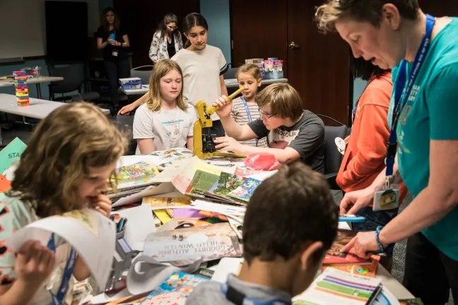 Los niños hacen botones