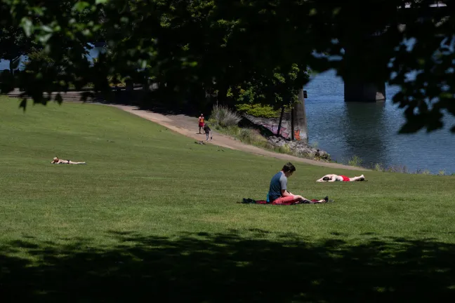 Warm weather in May prompts Portlanders to seek some sun