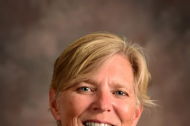 Julie Dodge, trabajadora social y académica, nombrada directora interina de salud conductual