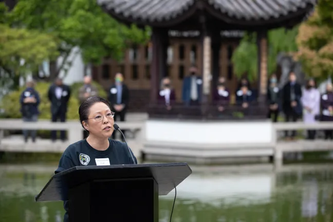 La comisionada Lori Stegmann en la manifestación del 8 de mayo contra los crímenes de odio contra los asiáticos,