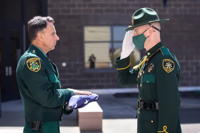 Los miembros de la Guardia de Honor entregaron una bandera ceremonial al Sheriff Reese, que fue colocada en el monumento.