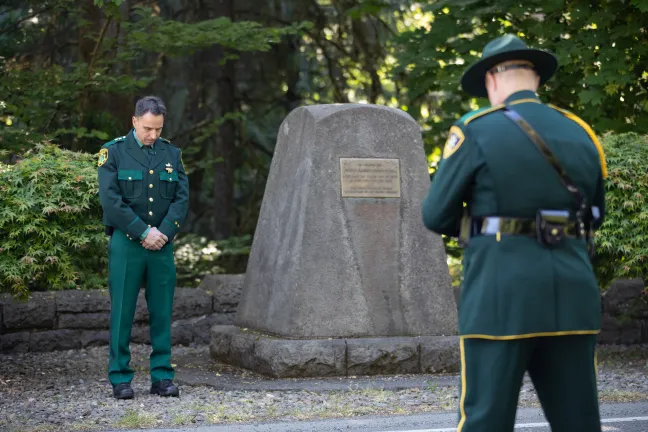 El sheriff Mike Reese y miembros de la Guardia de Honor de la Oficina del Sheriff rindieron homenaje en el monumento conmemorativo del agente Ernest Loll.