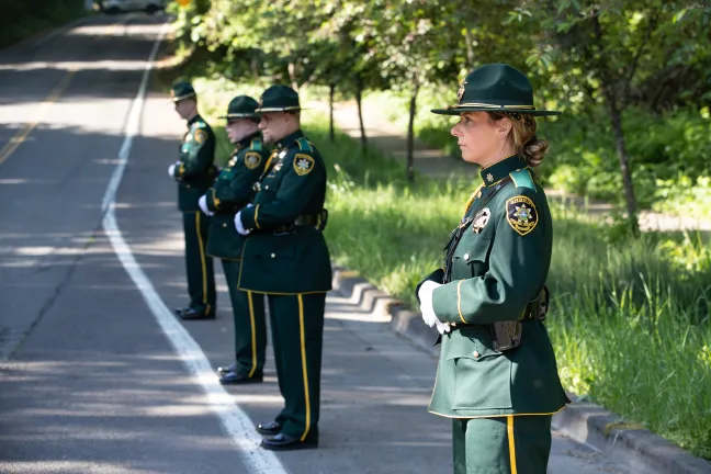 El sheriff Mike Reese y miembros de la Guardia de Honor de la Oficina del Sheriff rindieron homenaje en el monumento conmemorativo del agente Loll.