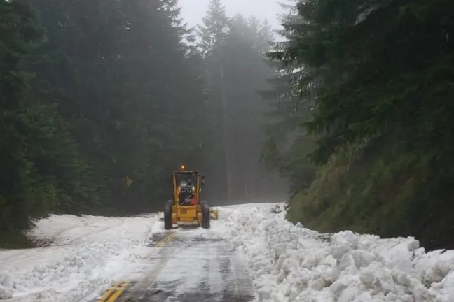 Remoción de nieve en la parte alta de Larch Mountain Road, mayo de 2021