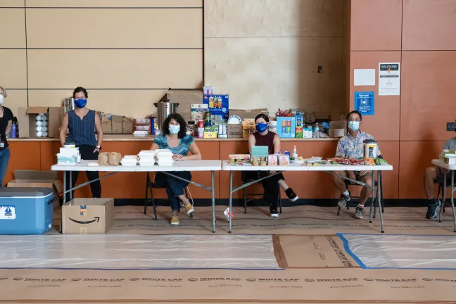 Voluntarios en el centro de enfriamiento de la escuela secundaria Kellogg.