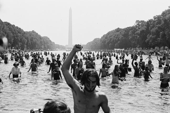 Black and white photograph of protesters at the Lincoln Memorial Reflecting Pool during the July 4, 1969 speech by Richard Nixon