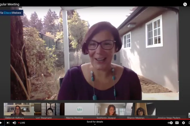 La comisionada Jessica Vega Pederson hablando durante una reunión virtual con los comisionados en la parte inferior de la pantalla.