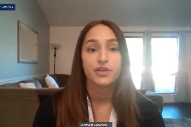 Sharmalee Nadarajah hablando a la cámara en su computadora portátil en su casa.