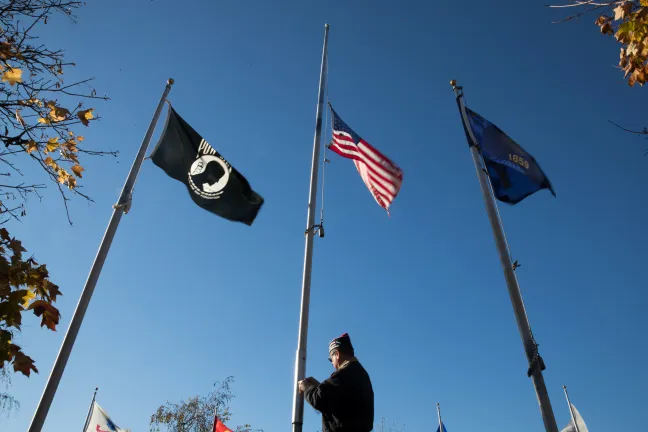 Un veterano iza la bandera en 2018 en Gresham.