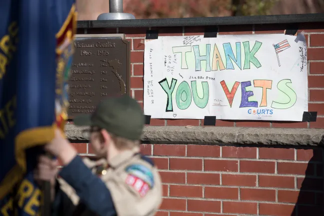 Un cartel hecho a mano agradece a los veteranos en una ceremonia de veteranos de 2018.