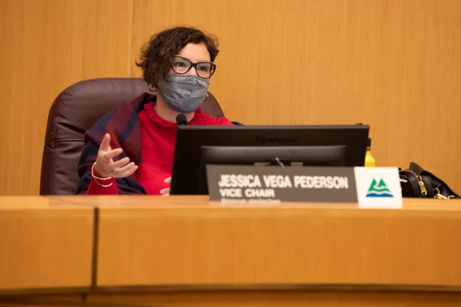 Comisionado Vega Pederson en reunión de la Junta.