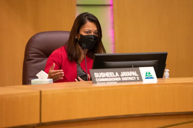 La comisionada Susheela Jayapal durante la sesión informativa de la Junta del 11 de enero