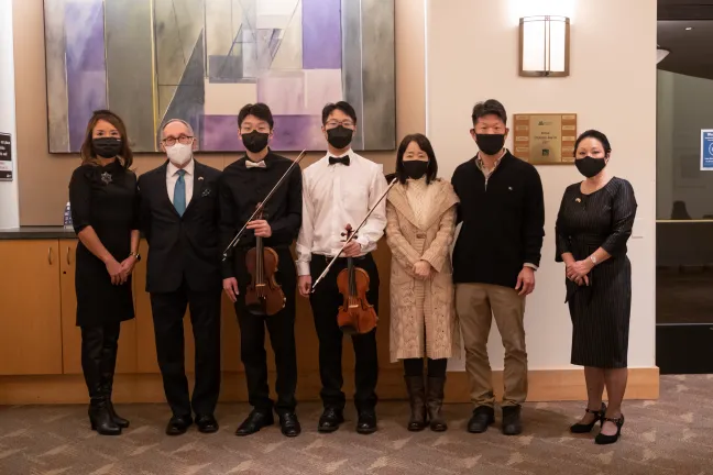 El comisionado Stegmann, a la derecha, con los presentadores en la proclamación del Día Coreano Americano.