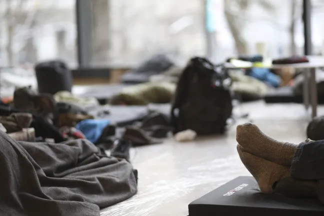 3601 _Los huéspedes se ponen cómodos en el primer piso del Edificio Portland, donde funciona un refugio de abrigo abierto las 24 horas, diciembre de 2021 (Stephanie Yao Long, Ciudad de Portland)