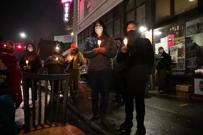 Comisionados en vigilia comunitaria por las personas sin hogar fallecidas.