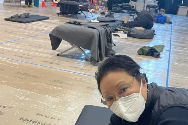 El comisionado Stegmann en el refugio del este del condado.