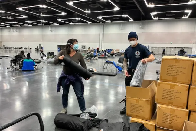 El comisionado Meieran trabaja como voluntario en el refugio contra el clima severo en el Centro de Convenciones de Oregón.